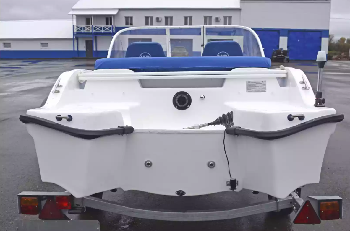 Стеклопластиковый катер Wyatboat-430DCМ (килевая) в Петрозаводске