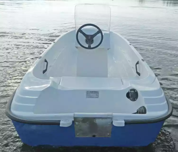 Стеклопластиковая лодка Пингвин с консолью (тримаран) в Петрозаводске