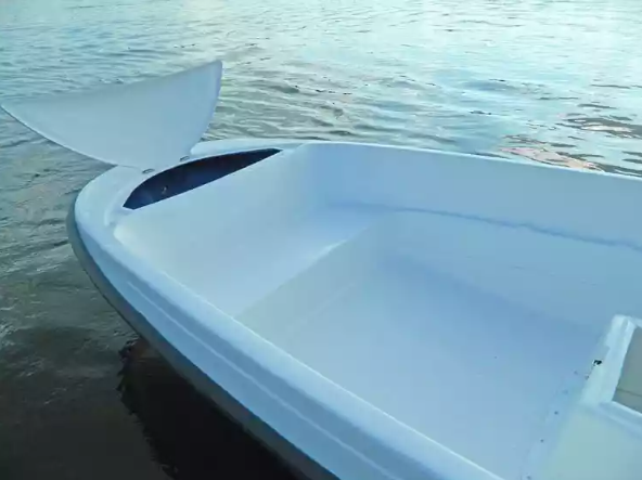 Стеклопластиковая лодка Пингвин с консолью (тримаран) в Петрозаводске