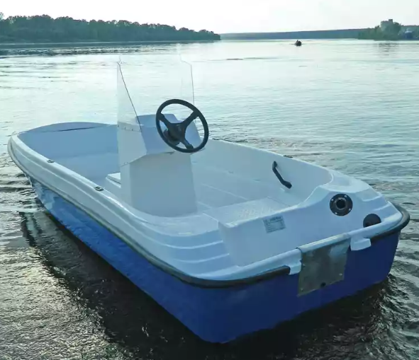 Стеклопластиковая лодка Пингвин с консолью (тримаран) в Петрозаводске