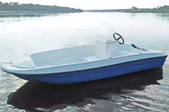 Стеклопластиковая лодка Пингвин с консолью (тримаран) в Петрозаводске