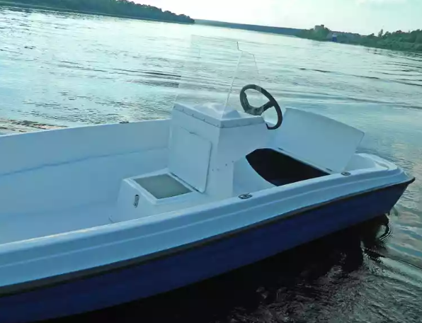 Стеклопластиковая лодка Пингвин с консолью (тримаран) в Петрозаводске