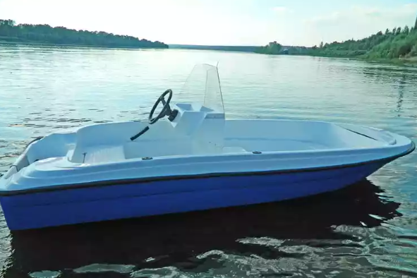 Стеклопластиковая лодка Пингвин с консолью (тримаран) в Петрозаводске