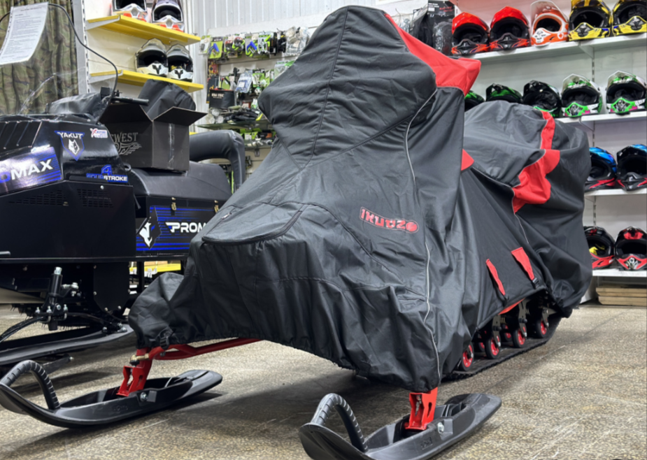 Чехол транспорт. снегохода IKUDZO HUNTER черно-красный Оксфорд ПРЕМИУМ качества с лого IKUDZO в Петрозаводске