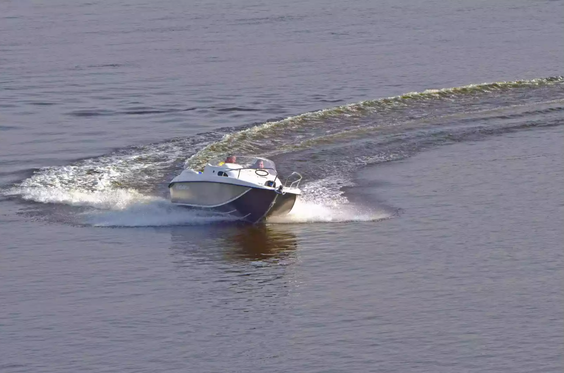 Комбинированный катер Neman-530 с каютой в Петрозаводске