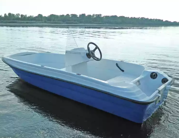 Стеклопластиковая лодка Пингвин с консолью (тримаран) в Петрозаводске
