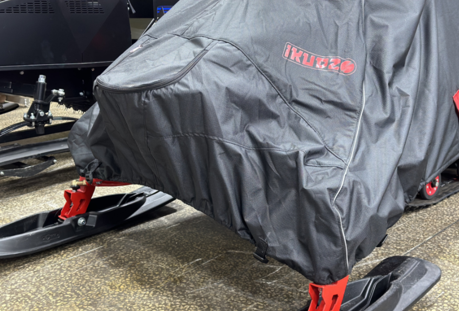 Чехол транспорт. снегохода IKUDZO HUNTER черно-красный Оксфорд ПРЕМИУМ качества с лого IKUDZO в Петрозаводске